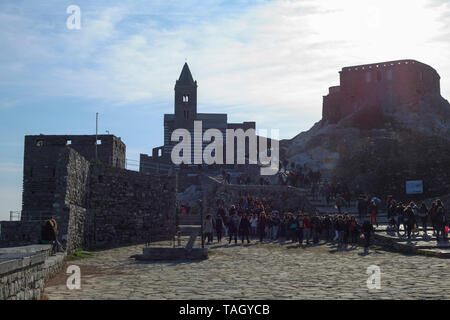 Portovenere, Italien - März 16th, 2013 ein schöner sommerlicher Schoß der Kirche in Portovenere, Masse der Touristen, das macht Teil der Ligurischen co Stockfoto