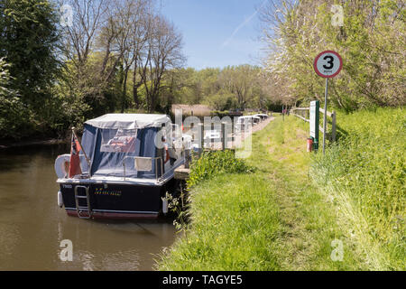 Geldeston sperren Kostenlose öffentliche Liegeplätze außerhalb der Schlösser Pub, auf dem Fluss Waveney, Beccles, Norfolk, England, Großbritannien Stockfoto