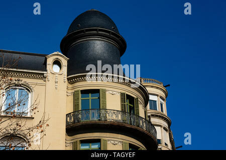 Barcelona, Spanien. Februar 9, 2019. Alte Fassade und Balkonen. Diagonal Avenue Stockfoto