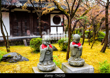 Kyoto, Japan - 9. April 2019: Tempel Eikando Schrein und Moos Garten während der frühen Frühling mit grüner Farbe und Gebäude mit zwei kleinen buddhistischen Statuen Stockfoto