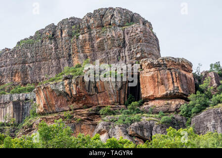 Wunderschöne Aussicht auf Nourlangie Rock oder Burrunggui im Kakadu National Park an einem sonnigen Tag, Australien Stockfoto