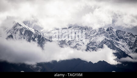 Super Schnee bedeckten Gipfeln mit majestätischen Wolken. Foto des Himalaja in Indien genommen Stockfoto
