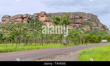 Wunderschöne Aussicht auf Nourlangie Rock oder Burrunggui in Kakadu National Park an einem sonnigen Tag mit einigen Wolken, Australien Stockfoto