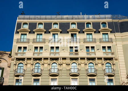 Barcelona, Spanien. Februar 9, 2019. Altbau Fassade und Balkonen (Hotel Majestic) auf der Passeig de Gracia Avenue (Paseo de Gracia) Stockfoto