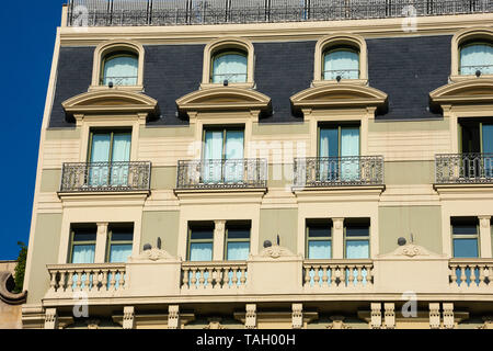 Barcelona, Spanien. Februar 9, 2019. Altbau Fassade und Balkonen (Hotel Majestic) auf der Passeig de Gracia Avenue (Paseo de Gracia) Stockfoto