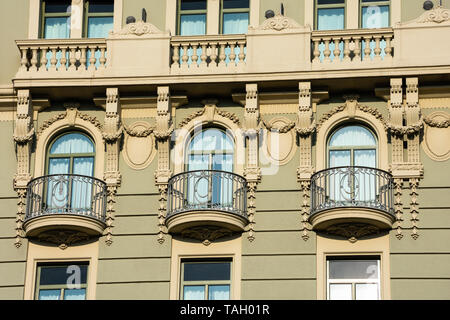 Barcelona, Spanien. Februar 9, 2019. Altbau Fassade und Balkonen (Hotel Majestic) auf der Passeig de Gracia Avenue (Paseo de Gracia) Stockfoto