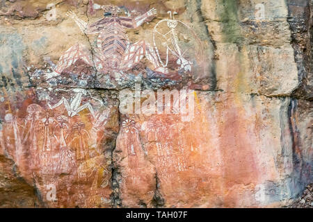 Schöne Felsmalereien der Aborigines am Nourlangie Rock, Kakadu National Park, Australien Stockfoto