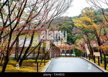 Kyoto, Japan Tempel Eikando Schrein und Moos Garten während der frühen Frühling mit grüner Farbe und Gebäude mit Straße weg in den Bergen Stockfoto