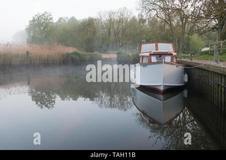 Boot festgemacht an geldeston Schlösser, auf der Südlichen Broads, außerhalb der Schlösser Kneipe an einem nebligen Morgen, Norfolk, England, Großbritannien Stockfoto