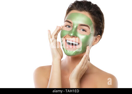 Frau mit Green Peel-off Maske auf dem Gesicht auf weißem Hintergrund Stockfoto