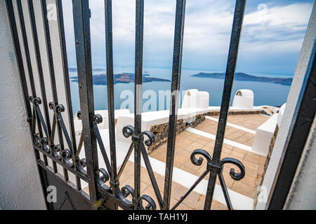 Wunderbarer Meerblick durch eine traditionelle Tür auf der Insel Santorin in Griechenland, einem der schönsten Reiseziele der Welt. Stockfoto