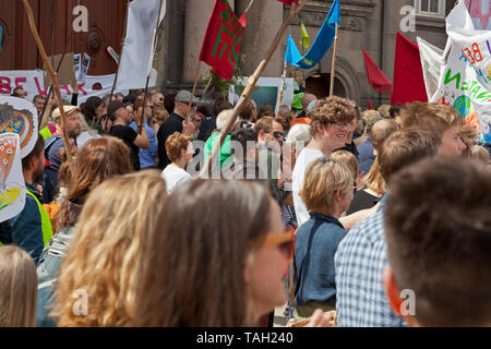 Kopenhagen, Dänemark. 25 Mai, 2019. Rund 30.000 Menschen nehmen an Klima März sind die Menschen, die größte Klima März noch in Dänemark. Demonstration und Reden auf Schloss Christiansborg Platz vor dem dänischen Parlament. Reden, bei dem u. a. der dänische Politiker und der Schwedischen 16-jährige Klima Aktivistin Greta Thunberg. Viele dänische Politiker von den meisten politischen Parteien vorhanden sind, die wahrscheinlich von der Wahlkampagne für die bevorstehenden EU-Parlament Wahl morgen in Dänemark und der dänischen Parlamentswahlen am 5. Juni dieses Jahres verbessert. Credit: Niels Quist/Alamy. Stockfoto