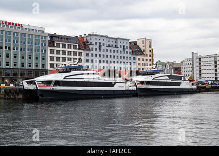 Ein grauer Tag. Fahrgast Katamarane und Vingtor Froya bei Strandkaien terminalg im Hafen von Bergen, Norwegen. Stockfoto