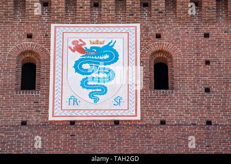 Mailand, Italien: Die biscione, Azure Schlange in der Tat von einem Verbrauch von menschlichen, Emblem des Hauses Visconti auf der Filarete Turm der Burg Sforza Stockfoto