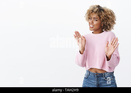 Ich bin gut, wirklich, danke aber nein. Portrait der unbeholfenen intensive und zornig afrikanisches Mädchen mit dem Empfang störende Anregung winken in Ablehnung Stockfoto