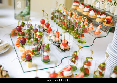 Catering. Off-site Essen. Buffet mit verschiedenen Häppchen, Sandwiches, Hamburger und Snacks. Stockfoto