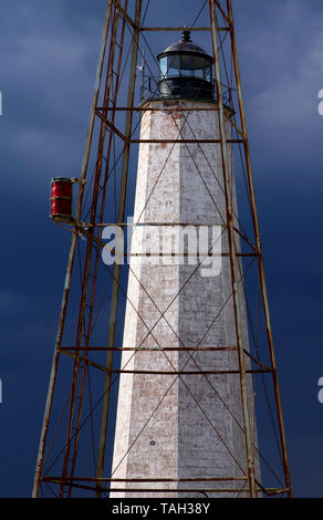 New Haven, CT USA. Apr 2012. Lighthouse Point Park konzentriert Leuchtturm hinter einer Korrodierenden Bügeleisen Sendeturm. Stockfoto