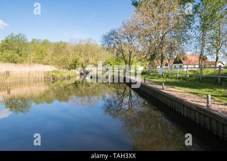 Kostenfreie öffentliche Liegeplätze an geldeston Lock auf dem Fluss Waveney neben der Schlösser Public House, Geldeston, Norfolk, England, Großbritannien Stockfoto