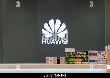 Bangkok, Thailand - 24. Mai 2019: Huawei Firmenlogo store Stand mit Produkt anzeigen und Broschüren. Kommunikationstechnik, oder Marketing Stockfoto