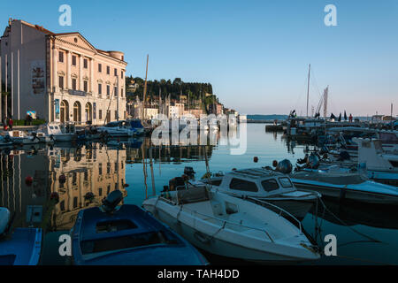 Kleiner Hafen in der historischen Stadt Piran Stockfoto