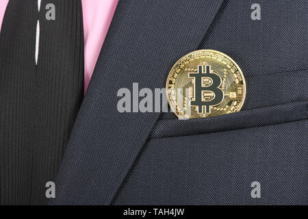 In der Jackentasche Bitcoin. Hochauflösendes Foto. Volle Tiefenschärfe. Stockfoto