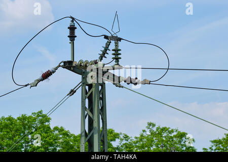 Nahaufnahme einer Oberleitung Mast an einem deutschen Bahnhof Stockfoto