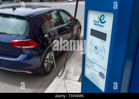 Montreal, CA - 25. Mai 2019: elektrische Auto in ein EV-Ladestation angeschlossen ist. Stockfoto