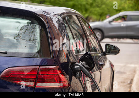 Montreal, CA - 25. Mai 2019: elektrische Auto in ein EV-Ladestation angeschlossen ist. Stockfoto