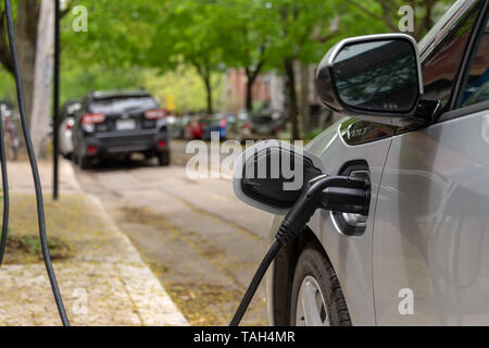 Montreal, CA - 25. Mai 2019: Chevrolet Volt Elektroauto gesteckt ein EV-Ladestation. Stockfoto