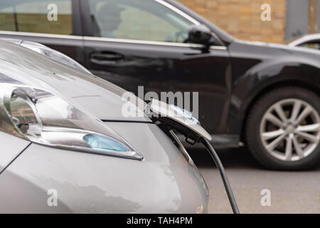 Montreal, CA - 25. Mai 2019: elektrische Auto in ein EV-Ladestation angeschlossen ist. Stockfoto