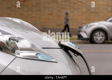 Montreal, CA - 25. Mai 2019: elektrische Auto in ein EV-Ladestation angeschlossen ist. Stockfoto