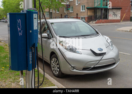 Montreal, CA - 25. Mai 2019: elektrische Auto in ein EV-Ladestation angeschlossen ist. Stockfoto