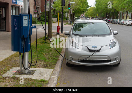 Montreal, CA - 25. Mai 2019: elektrische Auto in ein EV-Ladestation angeschlossen ist. Stockfoto