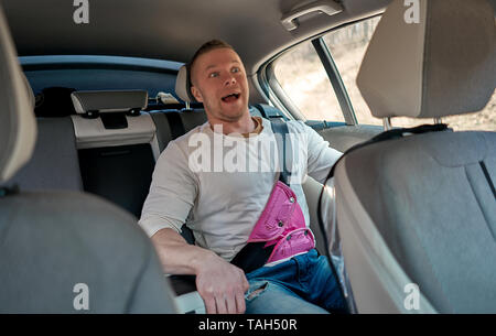 Erwachsener Mann mit Kind Sicherheitsgurt im Auto auf dem Rücksitz Stockfoto