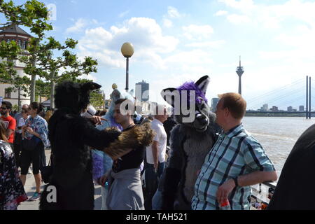 Cos-Spieler an der Rheinpromenade in Japan Tag 2019 in Düsseldorf, Deutschland, Stockfoto