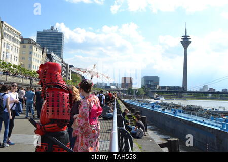 Cos-Spieler an der Rheinpromenade in Japan Tag 2019 in Düsseldorf, Deutschland, Stockfoto