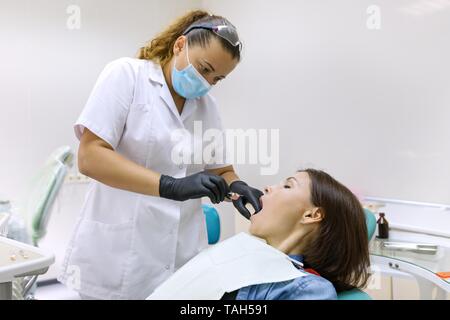 Teilprothese, reife Frau Patient im Behandlungsstuhl sitzen, Arzt, Zahnarzt, Zahnersatz. Gesundheit, Medizin und Zahnmedizin Konzept Stockfoto