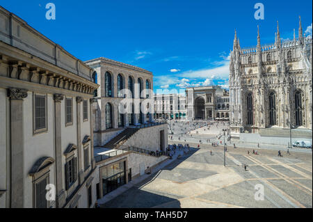 Mailänder Dom mit Museum des 20. Jahrhunderts Stockfoto