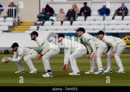 Chester Le Street, England, 12. April 2019. Die Durham Wicketwächter und Slip Feldspieler während ihrer Specsavers County Championship Match gegen Sussex im Emirates Riverside. Stockfoto