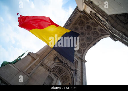 Belgische Fahne weht unter einem Bogen Stockfoto