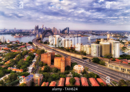 Cahill Expressway, die bis zu den Sydney Harbour Bridge und entfernten Stadt CBD Wahrzeichen über Hafen Luftbild vom unteren North Shore. Stockfoto