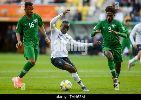 Hazim Alzahrani aus Saudi-arabien (L) Moussa Diaby aus Frankreich (C) und Khalifah Aldawsari aus Saudi-arabien (R) in Aktion während der FIFA U-20-Weltmeisterschaft zwischen Frankreich und Saudi-arabien (Gruppe E) in Gdynia gesehen. (Endstand; Frankreich 2:0 Saudi Arabien) Stockfoto