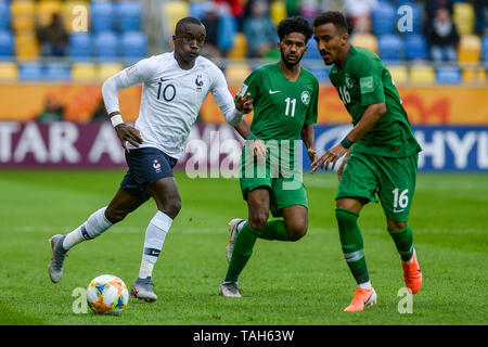 Moussa Diaby aus Frankreich (L) Khalid Alghannam aus Saudi-arabien (C) und Hazim Alzahrani aus Saudi-arabien (R) in Aktion während der FIFA U-20-Weltmeisterschaft zwischen Frankreich und Saudi-arabien (Gruppe E) in Gdynia gesehen. (Endstand; Frankreich 2:0 Saudi Arabien) Stockfoto