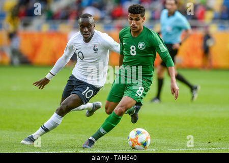 Moussa Diaby aus Frankreich (L) und Hamed Alghamdi aus Saudi-arabien (R) in Aktion während der FIFA U-20-Weltmeisterschaft zwischen Frankreich und Saudi-arabien (Gruppe E) in Gdynia gesehen. (Endstand; Frankreich 2:0 Saudi Arabien) Stockfoto