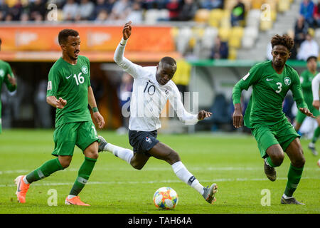 Hazim Alzahrani aus Saudi-arabien (L) Moussa Diaby aus Frankreich (C) und Khalifah Aldawsari aus Saudi-arabien (R) in Aktion während der FIFA U-20-Weltmeisterschaft zwischen Frankreich und Saudi-arabien (Gruppe E) in Gdynia gesehen. (Endstand; Frankreich 2:0 Saudi Arabien) Stockfoto