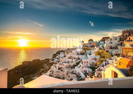 Berühmten Sonnenuntergang in Oia auf Santorini. Eines der schönsten Reiseziele der Welt Stockfoto
