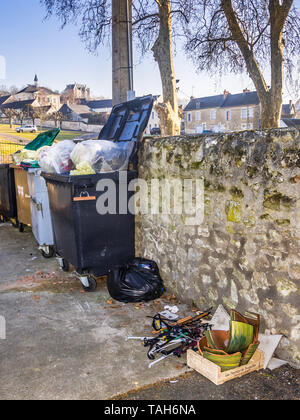 Überquellenden öffentlichen Mülleimer - Frankreich. Stockfoto