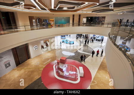 PAFC-Einkaufszentrum in Ping An International Finance Center, einem 599 Meter hohen Wolkenkratzer in Futian CBD. Shenzhen, Guangdong, China. Stockfoto