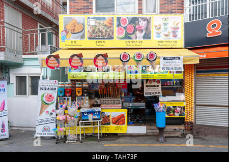 Lokale Speisen und Nachtisch Shop bei Gamcheon Culture Village, berühmte Touristenattraktion am Hang der Küste Berg in Busan, Südkorea Stockfoto