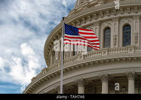 Washington Dc Capitol mit wehende Flagge auf bewölkten Tag Stockfoto